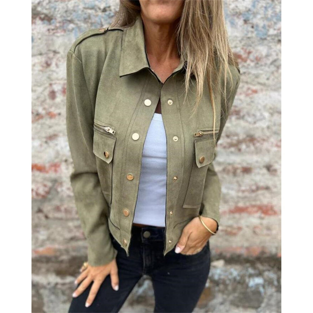 Capospalla donna versatile: giacca utility corta con dettagli moderni, perfetta per primavera e autunno.