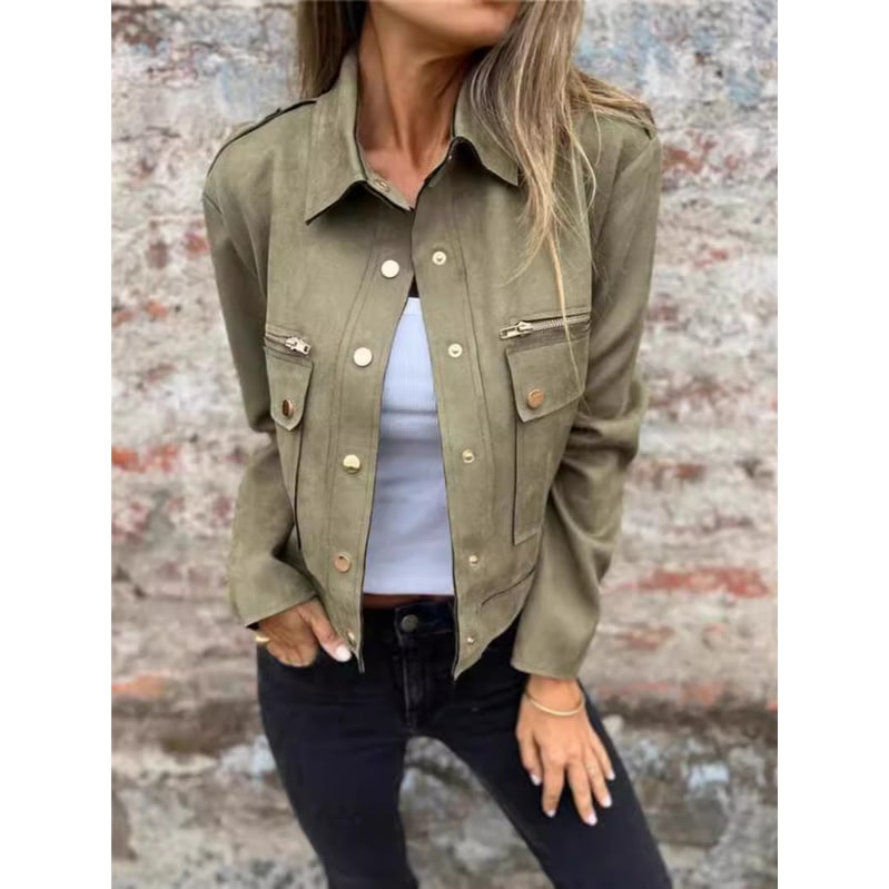Giacca corta utility da donna con pratici bottoni a pressione e tasche frontali, un must-have per outfit chic.