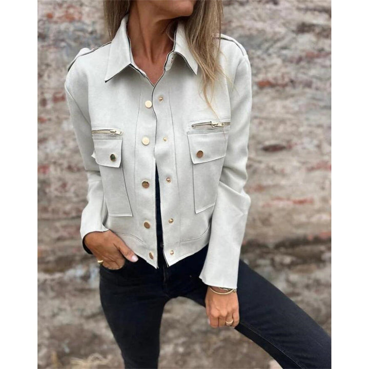Elegante giacca utility corta donna in tessuto resistente, con tasche a patta per un tocco di stile casual.