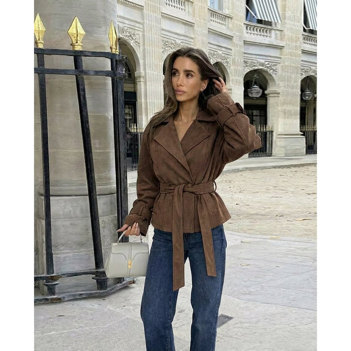Giacca donna elegante con cintura a portafoglio e bavero dentellato, perfetta per un look sofisticato.