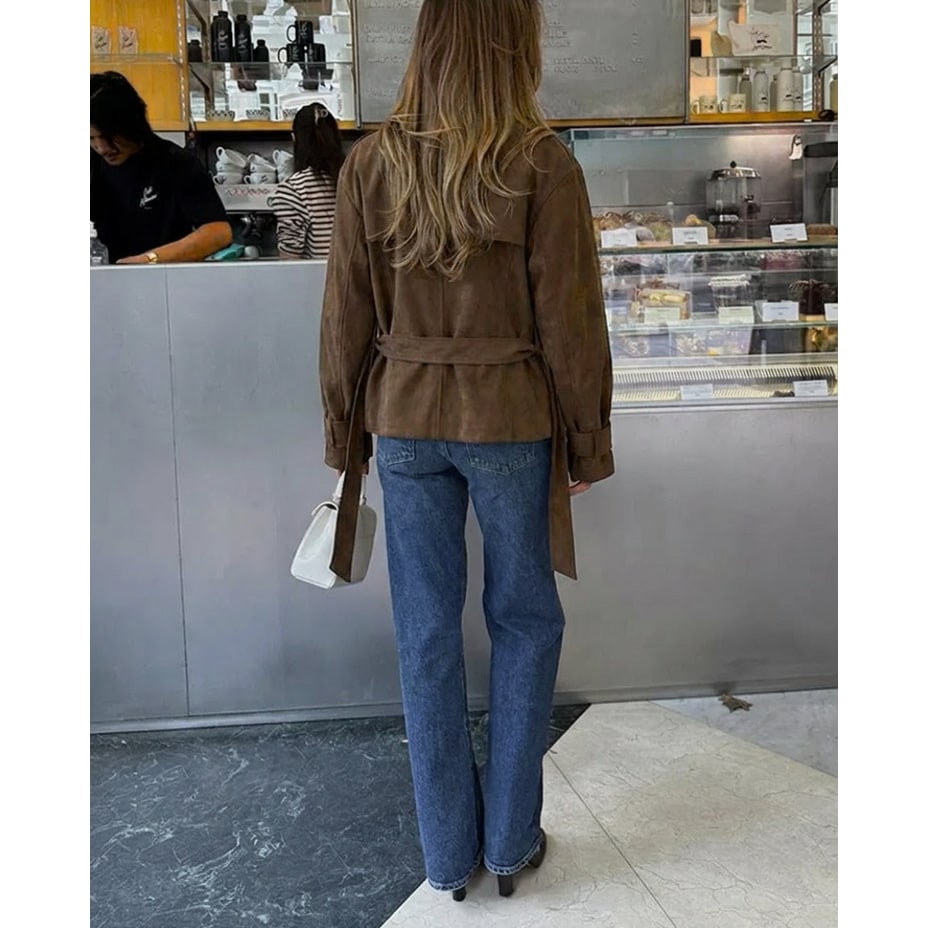Giacca donna con design peplo e cintura a portafoglio che accentua la vita. Bavero dentellato per eleganza.