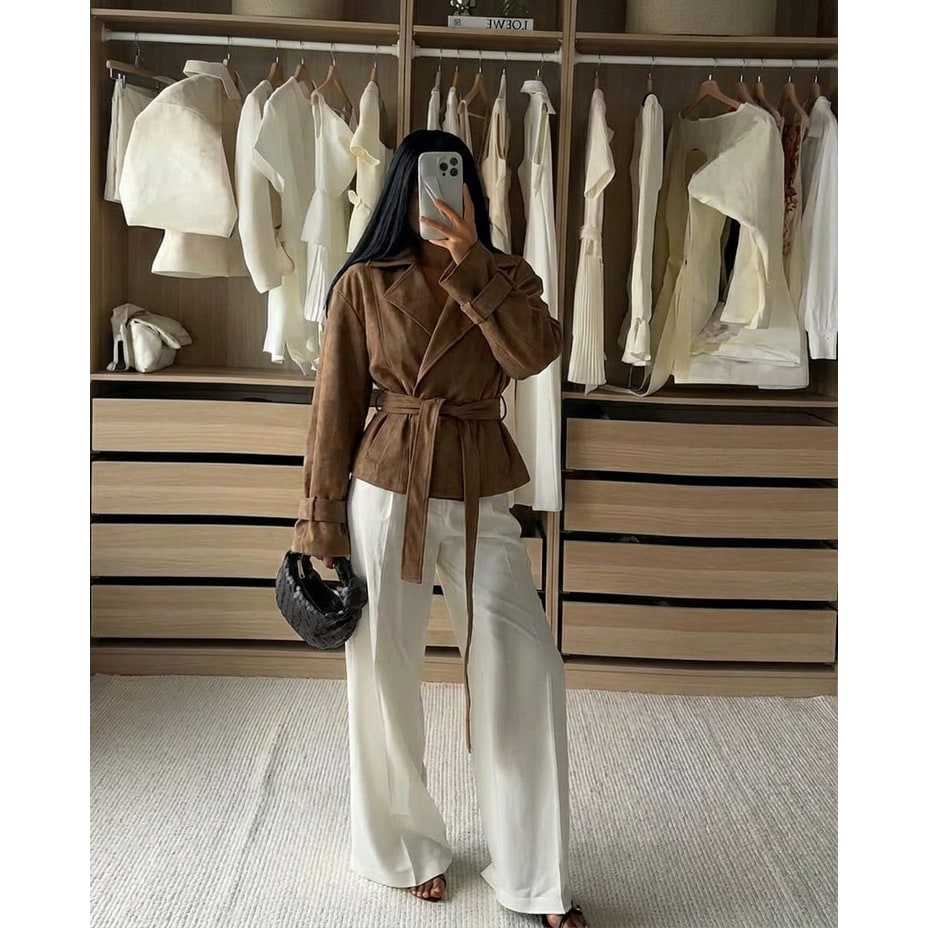 Moderna giacca donna a portafoglio con bavero dentellato e cintura. Capospalla elegante per outfit quotidiani.