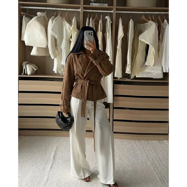 Moderna giacca donna a portafoglio con bavero dentellato e cintura. Capospalla elegante per outfit quotidiani.