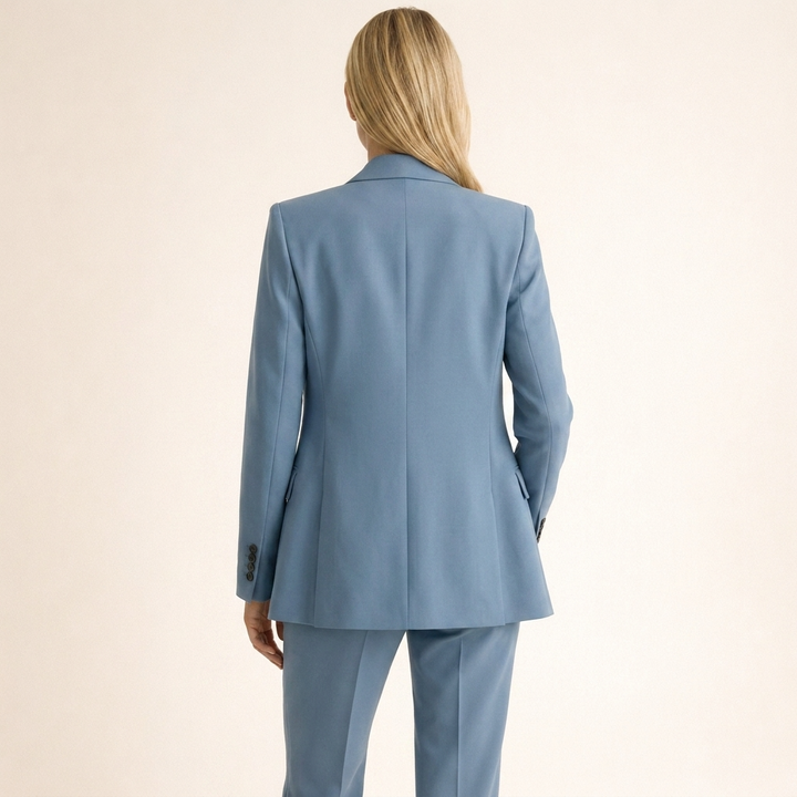 Abbigliamento professionale donna: tailleur con blazer e pantaloni a gamba larga. Comfort e stile business.