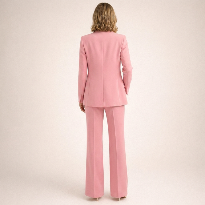 Tailleur donna moderno: blazer minimalista e pantaloni a gamba larga. Eleganza discreta per il lavoro.