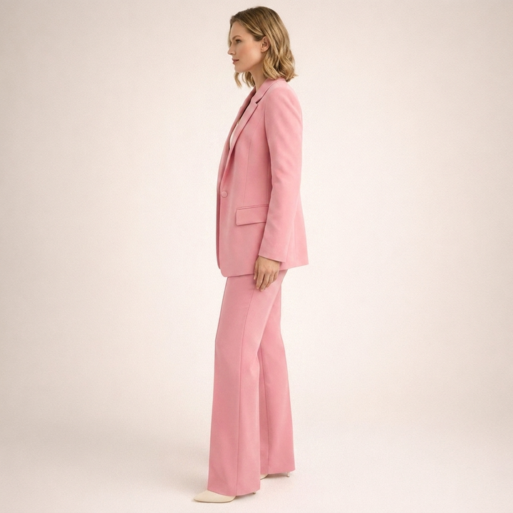 Completo business femminile: blazer con bottoni e pantaloni fluidi. Vestibilità sartoriale e massimo comfort.