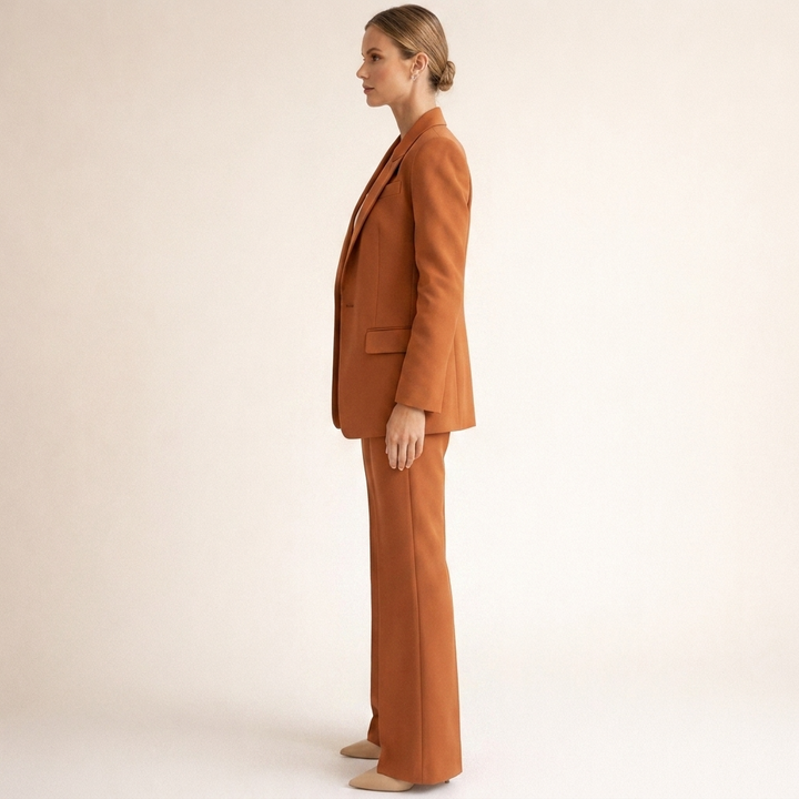 Tailleur donna per eventi formali: blazer e pantaloni a gamba larga. Abito elegante e confortevole.