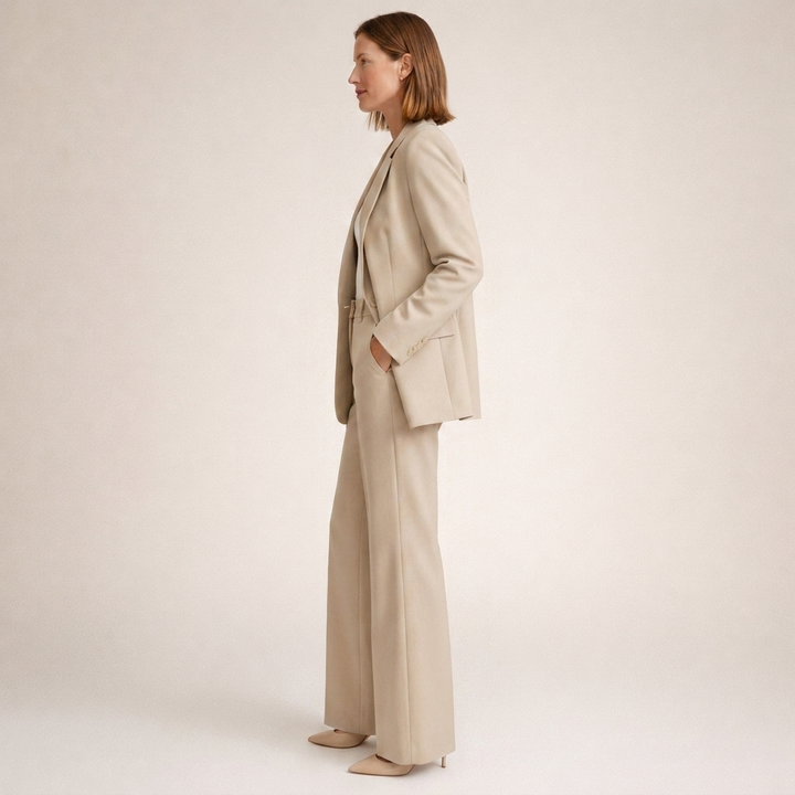 Completo business donna: blazer moderno e pantaloni palazzo. Eleganza e comfort per outfit professionali.