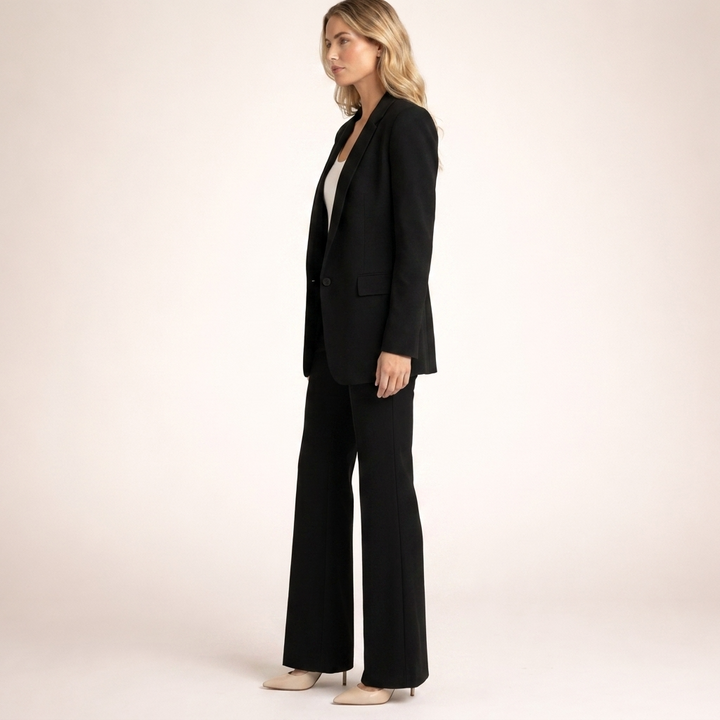 Moda donna: tailleur due pezzi con blazer e pantaloni ampi. Abito formale per l'ufficio o eventi business.
