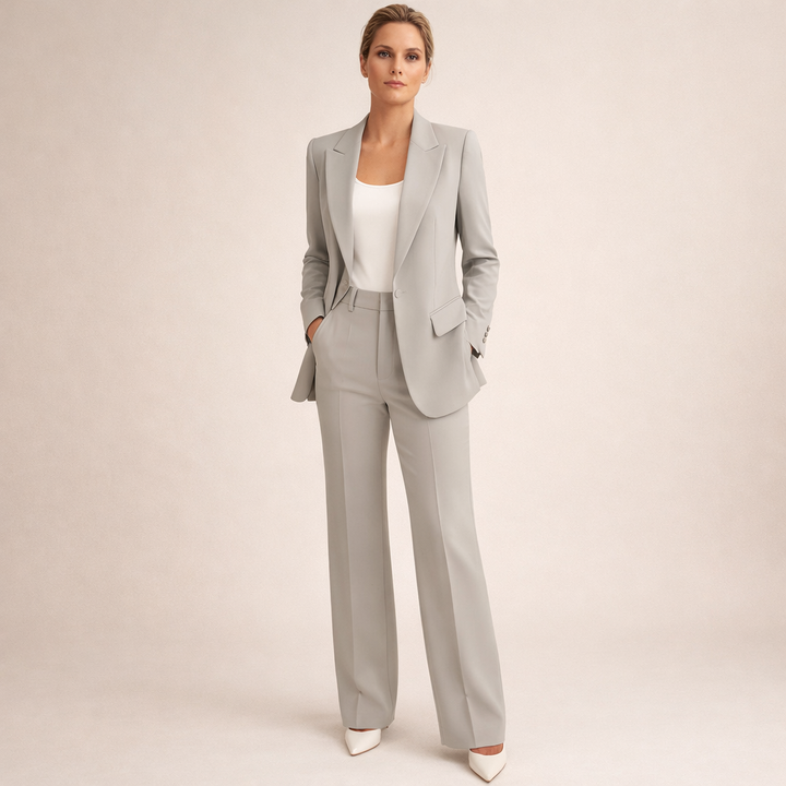 Completo donna professionale: blazer elegante e pantaloni fluidi. Ideale per l'ufficio e riunioni di lavoro.