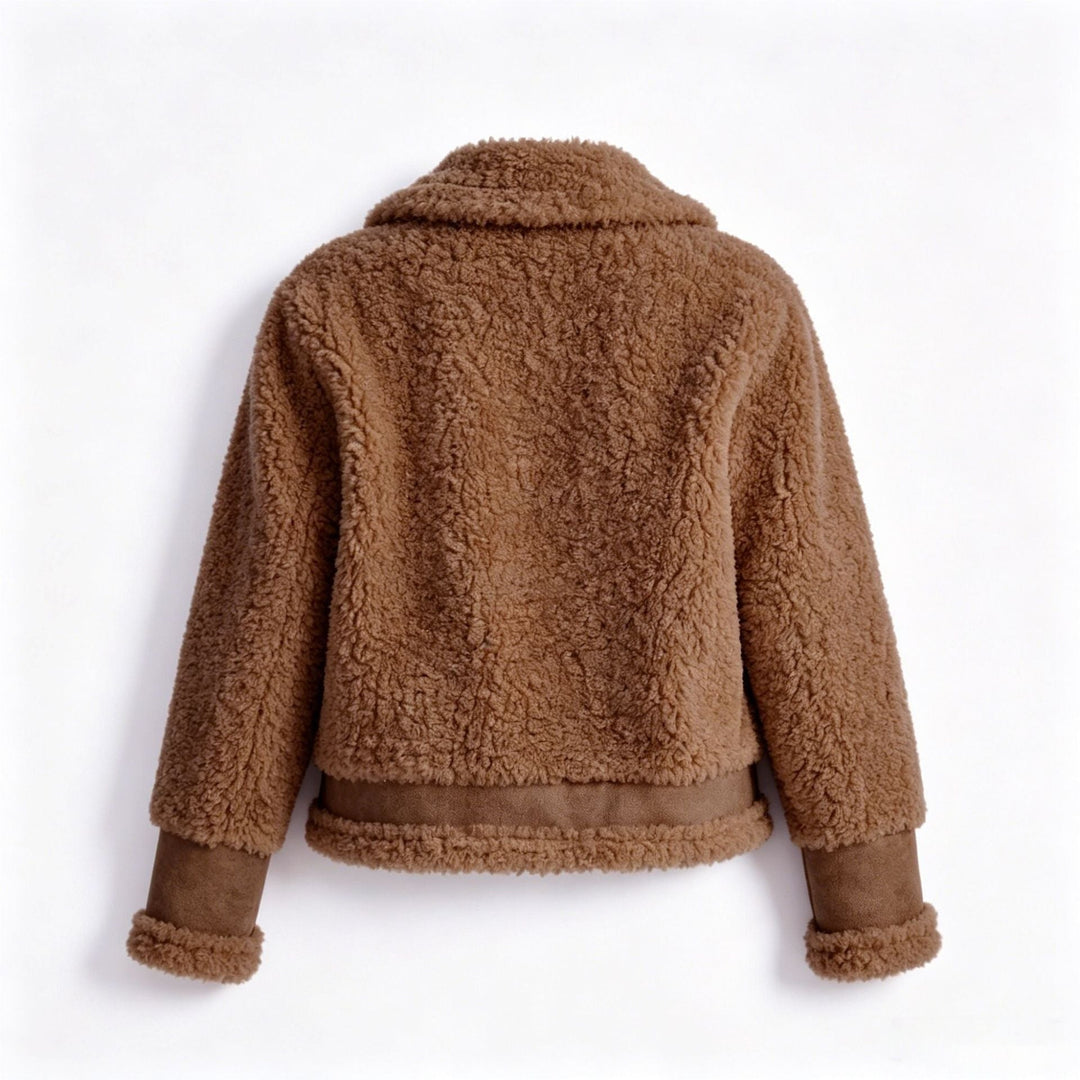 Elegante giacca donna effetto teddy. Capospalla corto con collo a revers, perfetto per un look casual chic.