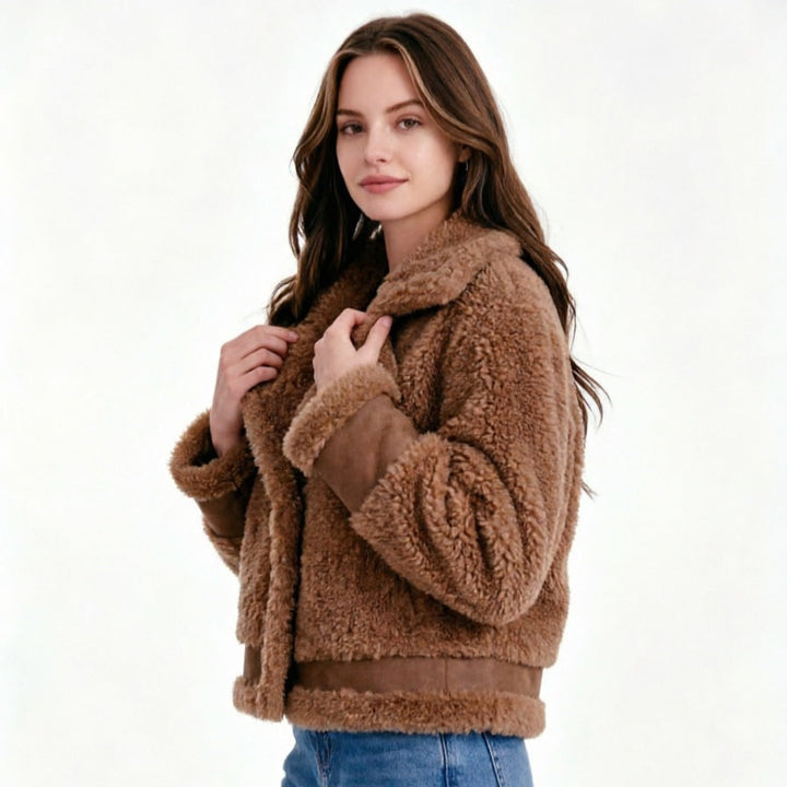 Giacca donna corta in tessuto effetto teddy. Collo a revers, capo di abbigliamento femminile, stile casual moderno.