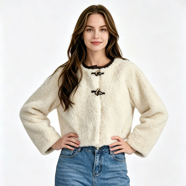 Giacca corta donna invernale, design moderno con alamari. Perfetta per look casual chic e massimo comfort femminile.