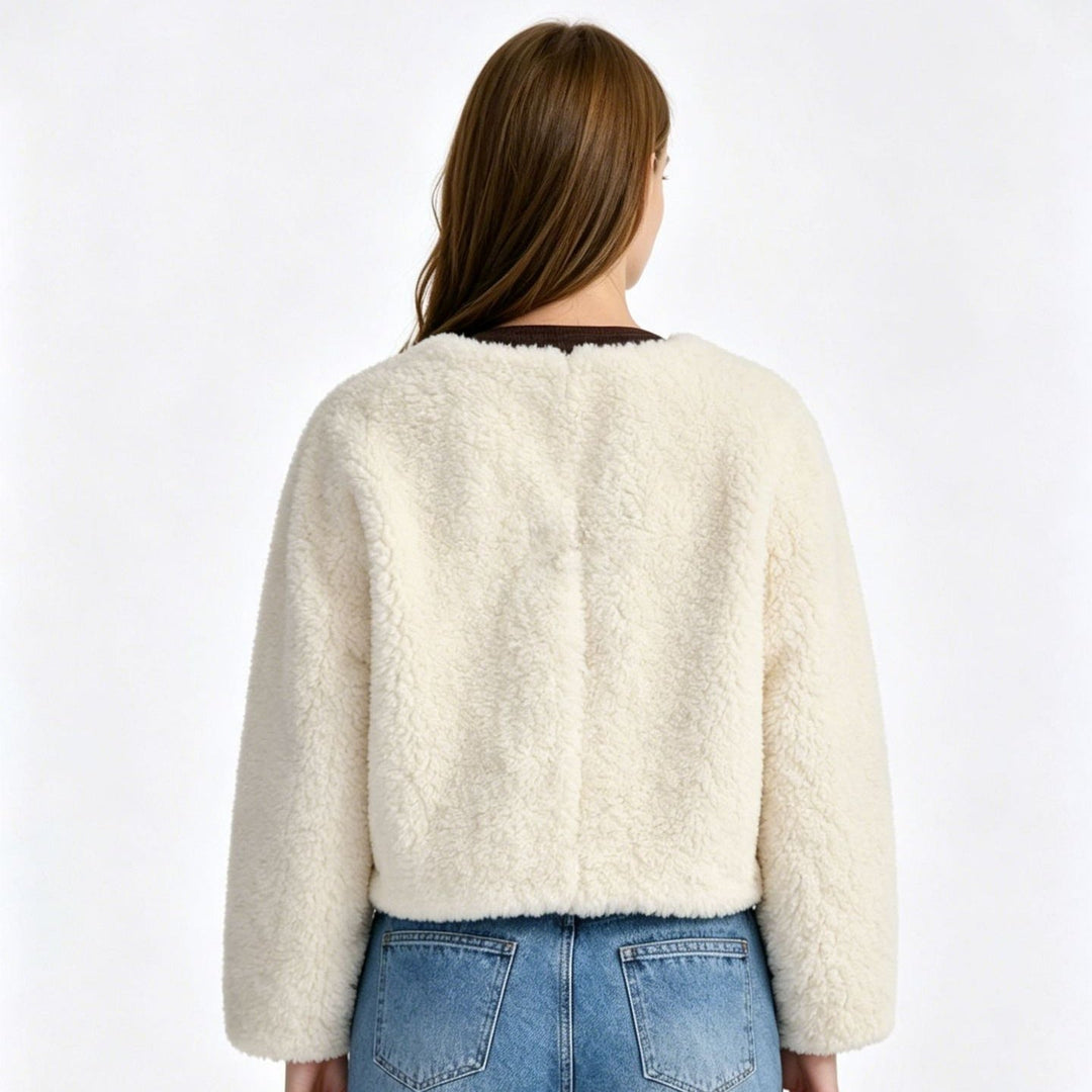 Giacca corta donna in stile casual con alamari. Abbigliamento femminile versatile per autunno e inverno, comfort assicurato.