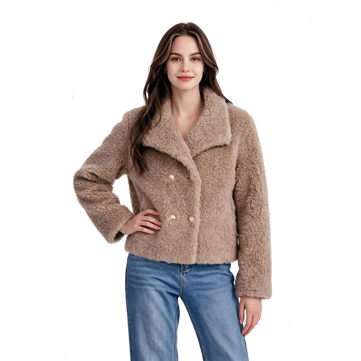 Giacca teddy da donna corta doppiopetto, morbida e confortevole, con eleganti bottoni dorati per stile casual chic.