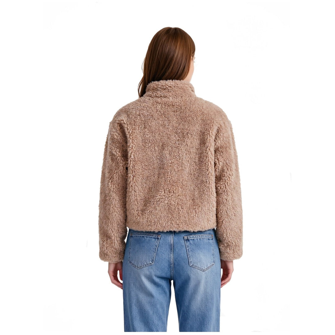 Giacca donna teddy corta, perfetta per l'autunno-inverno. Doppiopetto con bottoni dorati, stile elegante e chic.