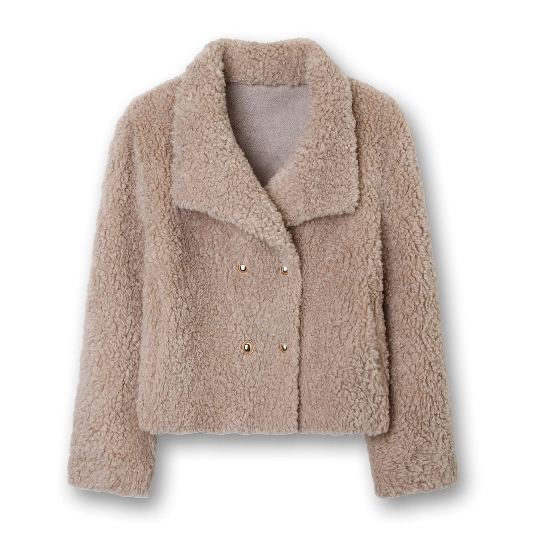 Giacca corta da donna in morbido teddy, doppiopetto con luccicanti bottoni dorati. Ideale per un look di tendenza.