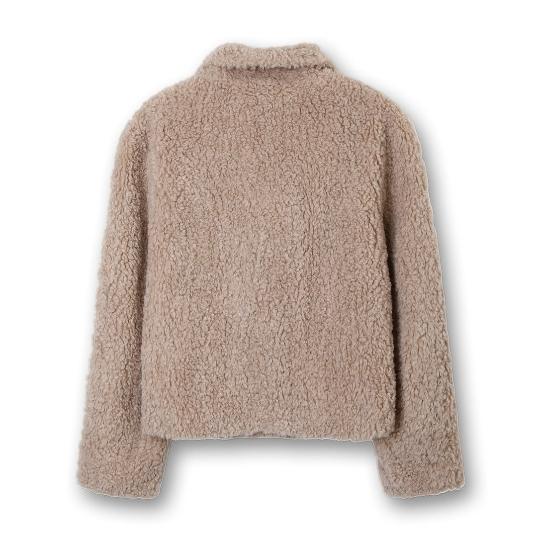 Outerwear donna: giacca teddy corta doppiopetto con bottoni dorati. Versatile per look eleganti o casual chic autunnali.