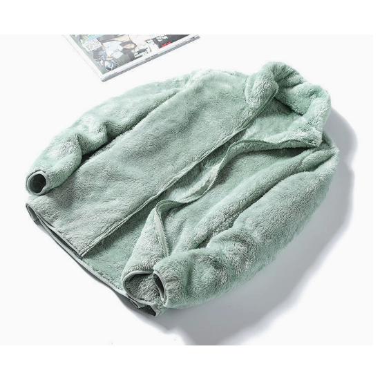 Soprabito donna in pile teddy con collo alto, zip intera; abbigliamento caldo e di tendenza per l'inverno.