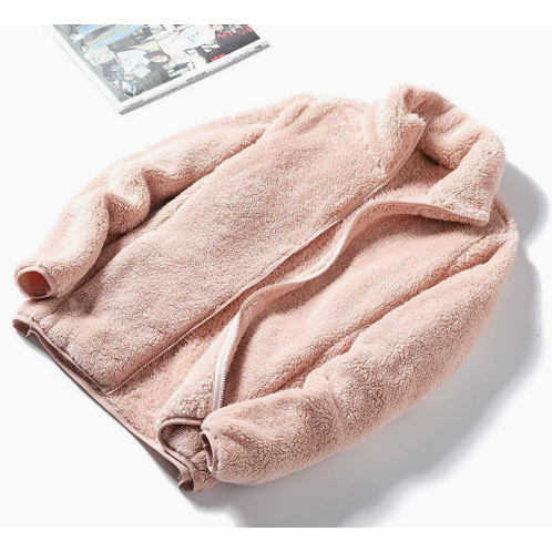 Morbida giacca donna in pile teddy, calda e confortevole, perfetta per un outfit casual invernale e comodo.