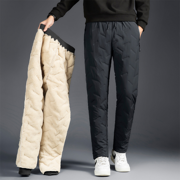 Donna in pantaloni termici impermeabili neri, comodi e caldi, perfetti per affrontare l'inverno.