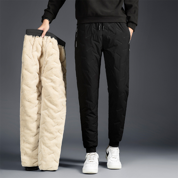 Primo piano del tessuto tecnico impermeabile dei pantaloni termici da donna con coulisse per l'inverno.