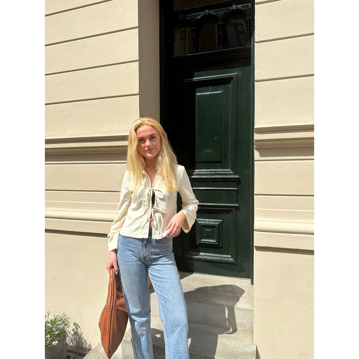 Blusa moda donna con fiocco, maniche lunghe e polsini ampi, per un look versatile ed elegante giorno sera.