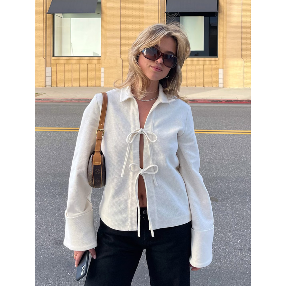 Blusa da ufficio elegante con fiocco, maniche lunghe e polsini ampi, comoda e chic per la donna moderna.