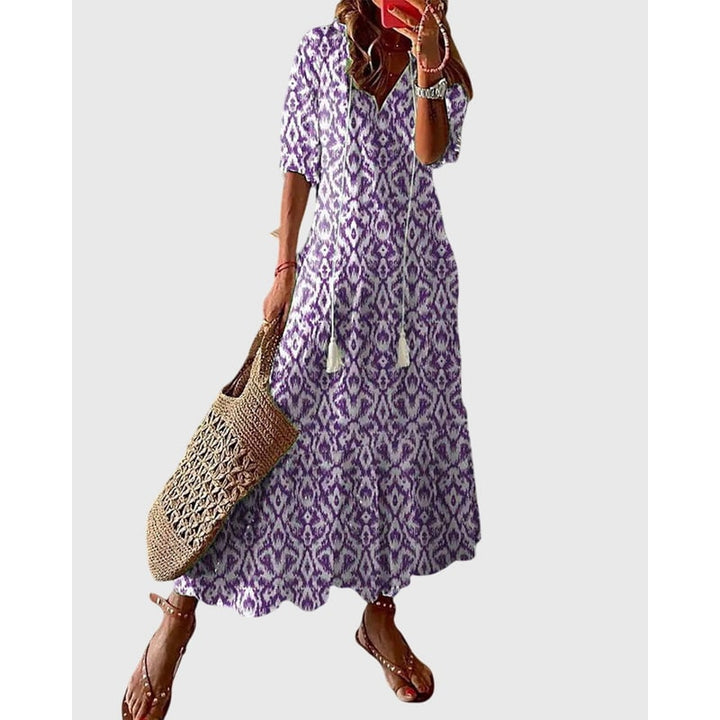 Vestito donna estivo, scollo a V, balze e maniche corte. Stile boho per un outfit fresco e alla moda.