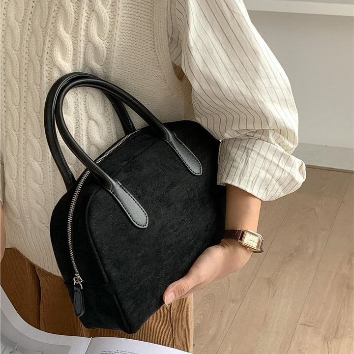 Borsa a mano strutturata da donna con silhouette a cupola e chiusura a zip. Accessorio elegante per ogni giorno.