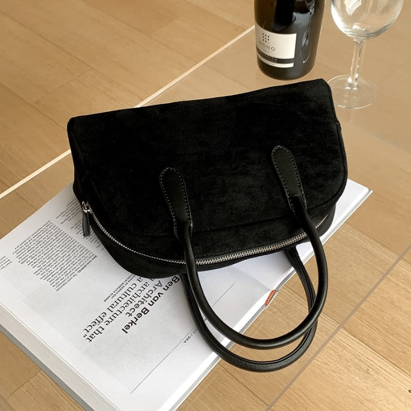 Borsa a mano nera strutturata da donna, stile classico. Perfetta borsa quotidiana con pratica chiusura a zip.