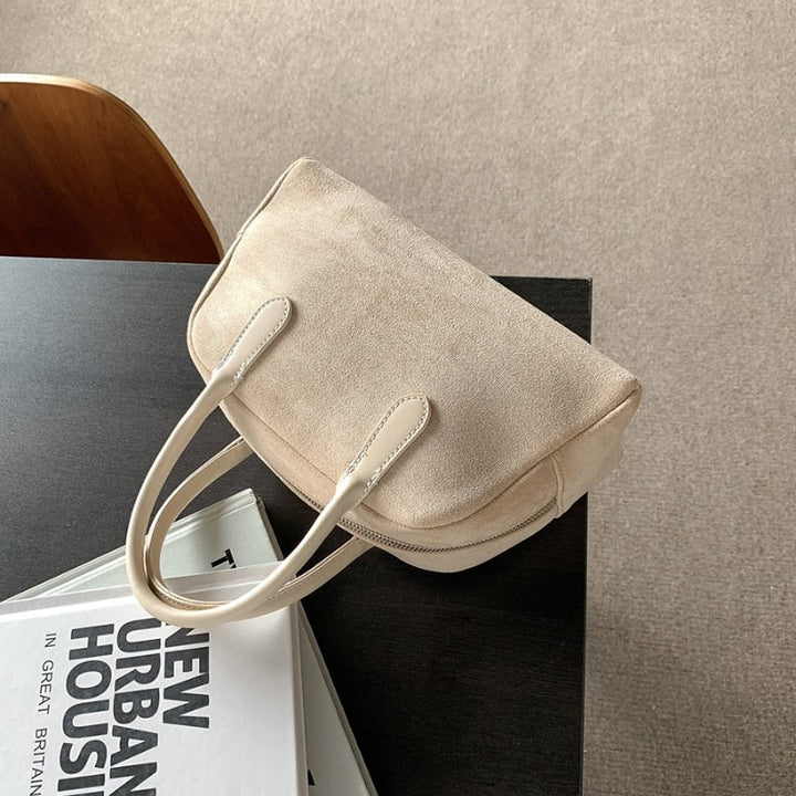 Borsa tote beige strutturata da donna, con silhouette a cupola. Borsa a mano elegante e versatile con chiusura a zip.