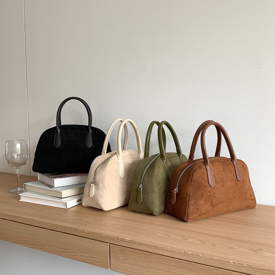 Borsa a mano rossa strutturata da donna con chiusura a zip. Borsa elegante e versatile, perfetta per ogni occasione.