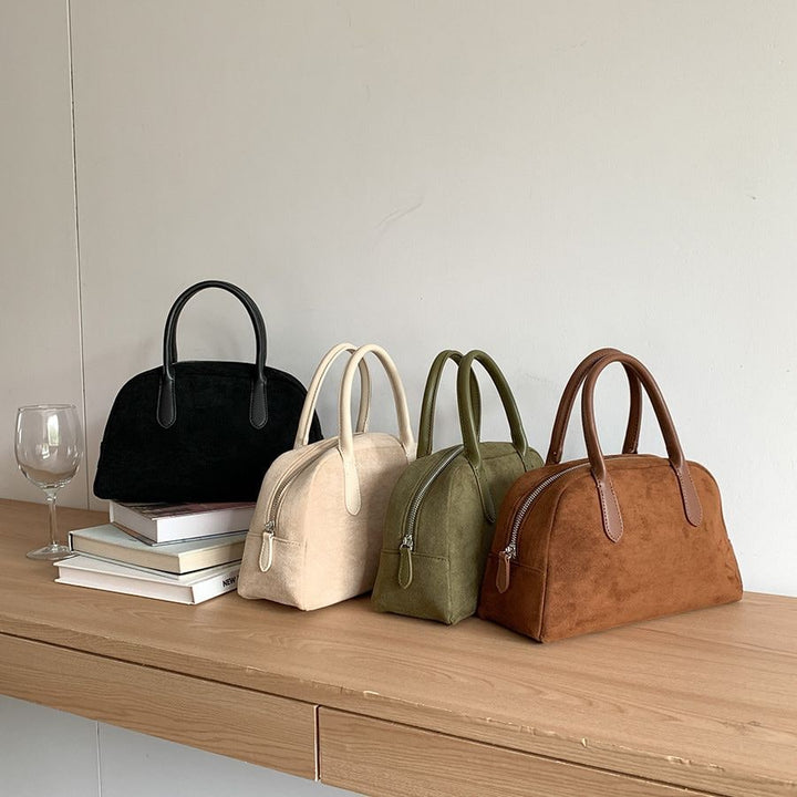 Borsa a mano rossa strutturata da donna con chiusura a zip. Borsa elegante e versatile, perfetta per ogni occasione.