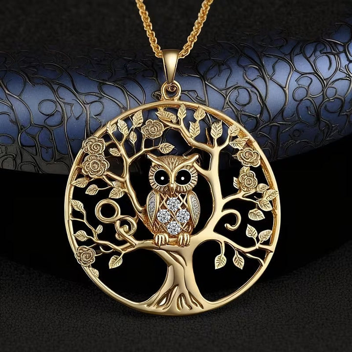 Collana pendente donna oro con gufo e albero della vita, impreziosita da cristalli. Gioiello simbolo eleganza.
