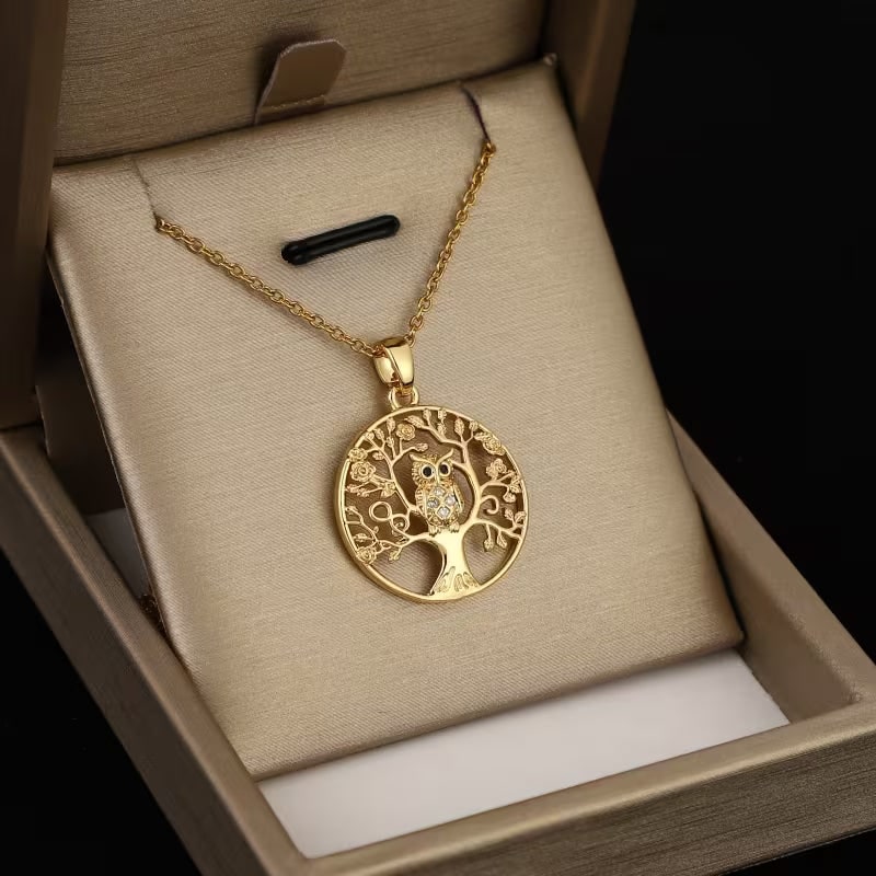 Elegante collana dorata con pendente a gufo e albero della vita, cristalli lucenti. Regalo natura e stile.