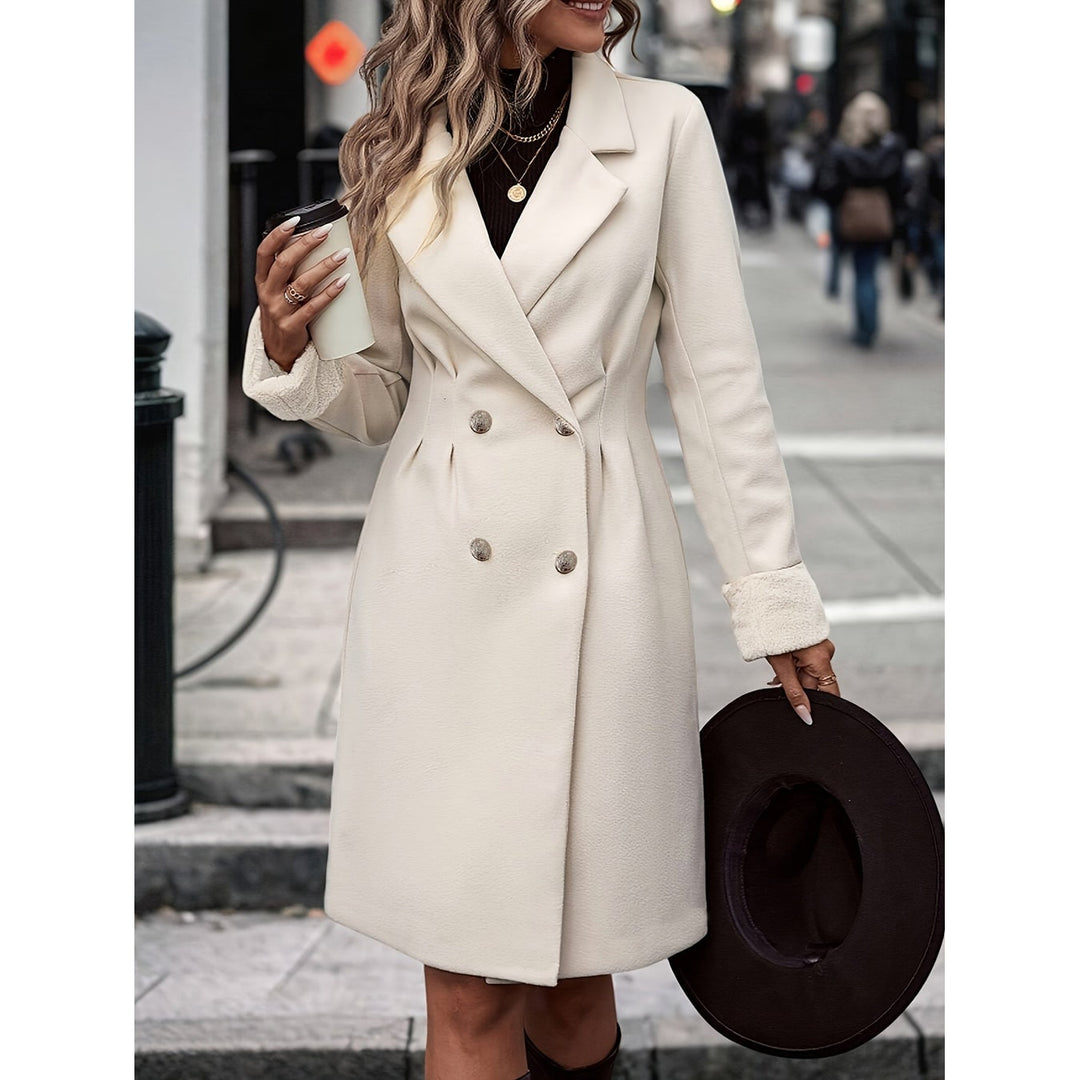 Trench abito donna doppiopetto elegante con revers, perfetto per outerwear autunno-inverno e stile raffinato.