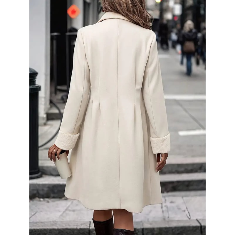 Cappotto abito da donna con polsini raffinati e stile elegante. Ideale soprabito trench per moda autunno/inverno.