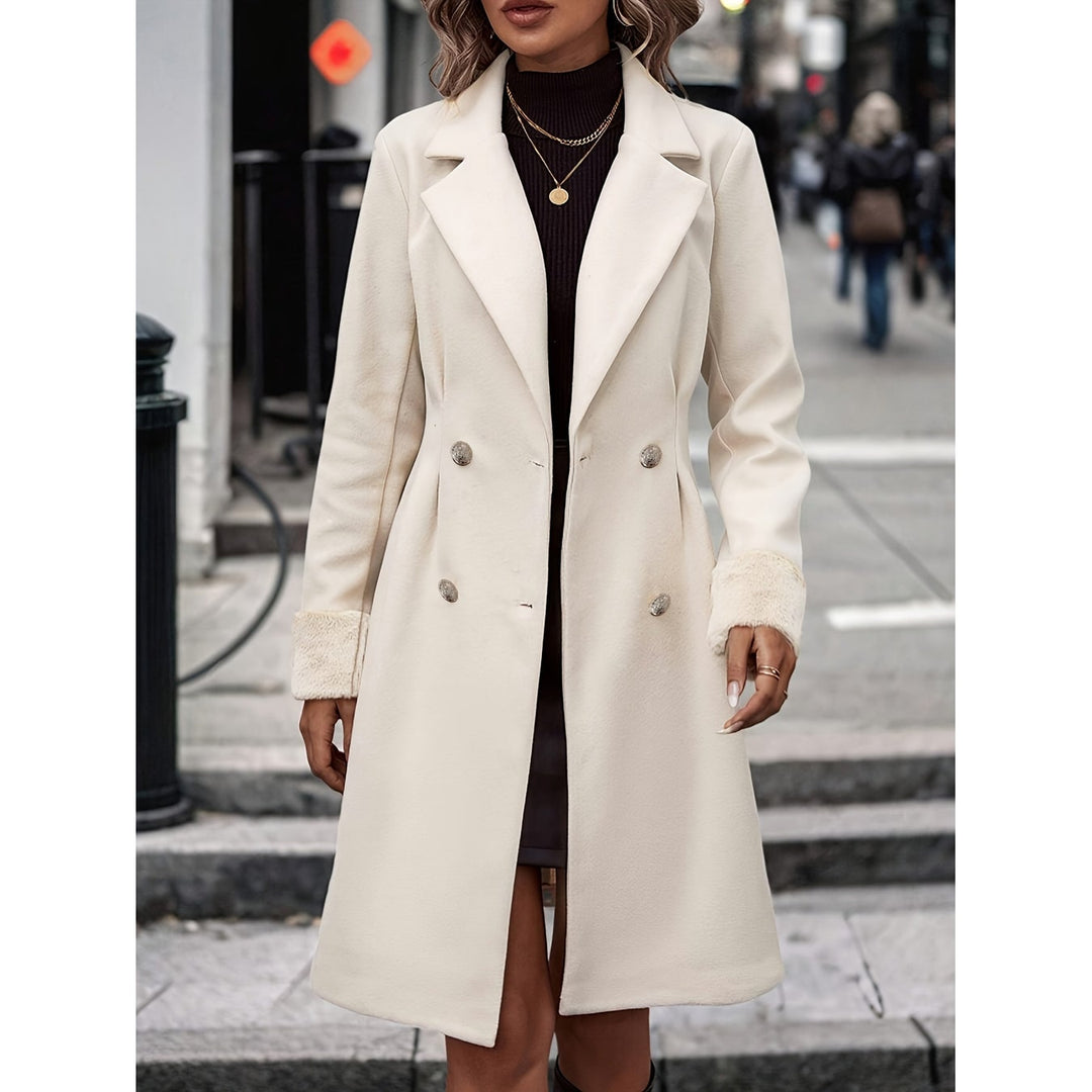 Trench donna con revers classico e chiusura doppiopetto, un capo outerwear elegante per moda autunnale e invernale.