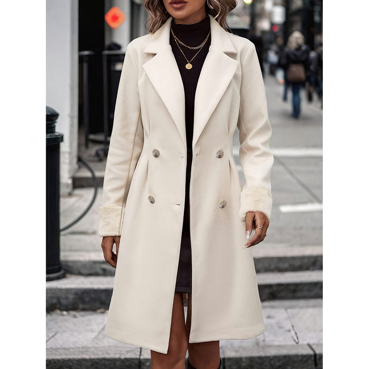 Trench donna con revers classico e chiusura doppiopetto, un capo outerwear elegante per moda autunnale e invernale.
