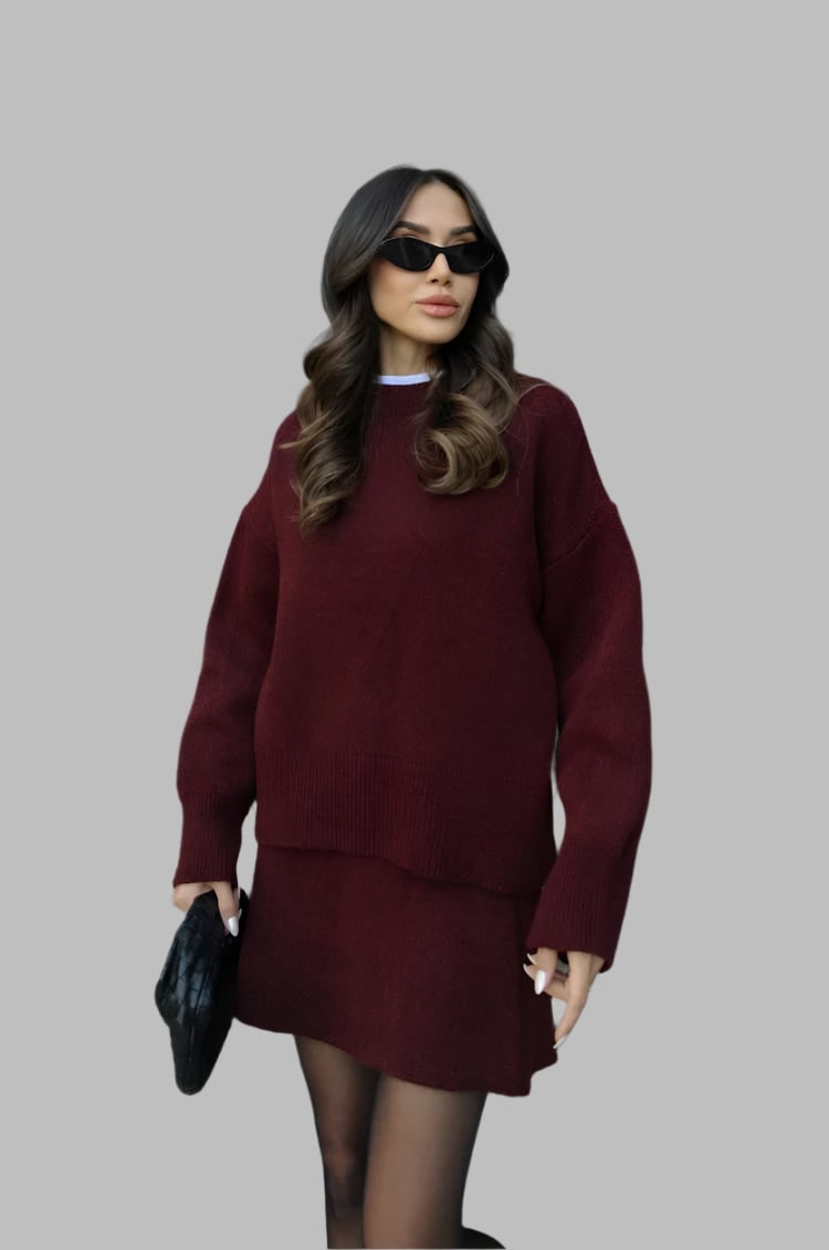 Completo donna elegante con maglione oversize e minigonna. Abbigliamento femminile chic.