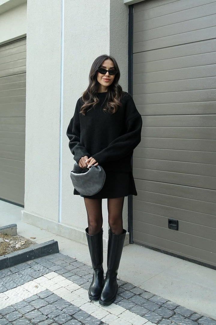 Minigonna elegante e maglione oversize per un completo donna chic. Stile versatile.