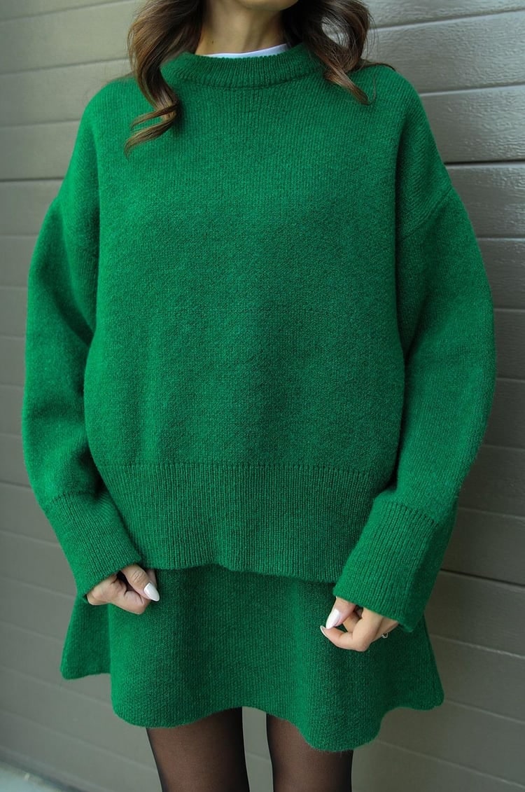 Abbigliamento donna: set due pezzi, maglione oversize e minigonna versatile. Look casual.