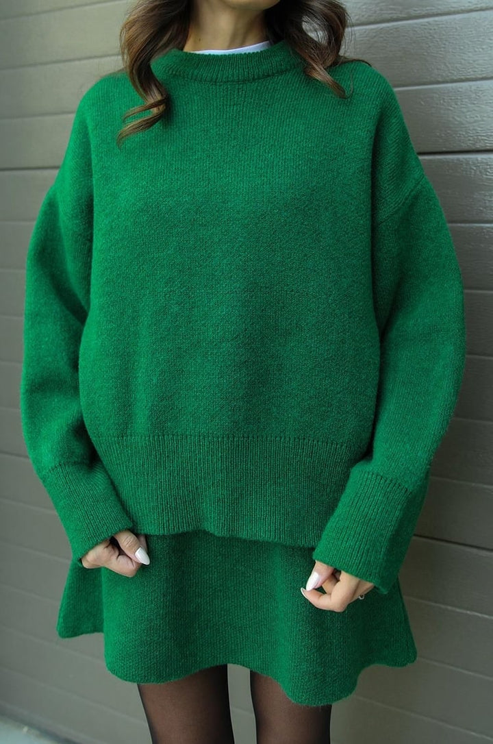 Abbigliamento donna: set due pezzi, maglione oversize e minigonna versatile. Look casual.