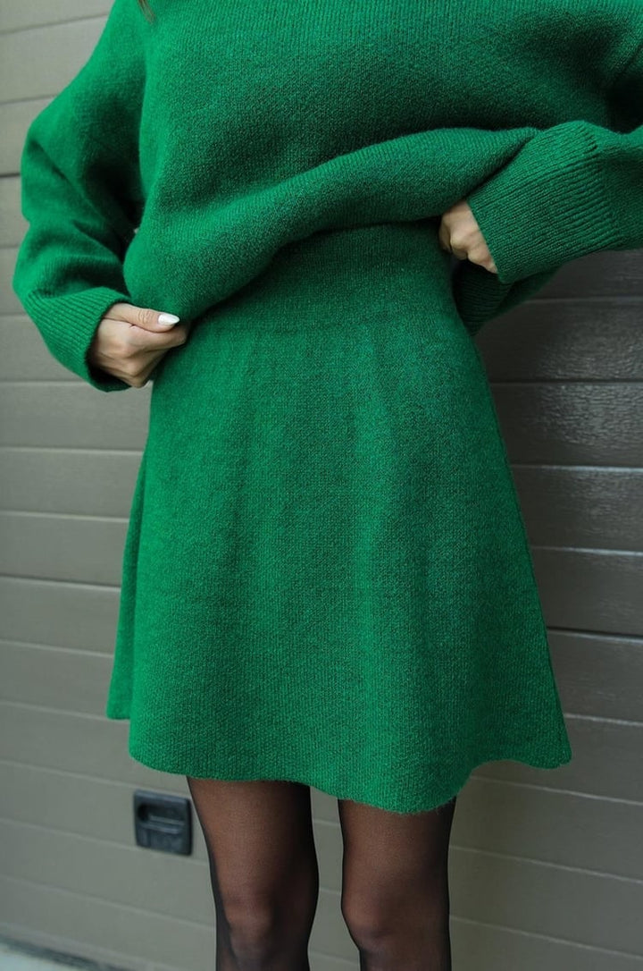 Moda autunno inverno: completo donna casual chic con maglione oversize e minigonna.