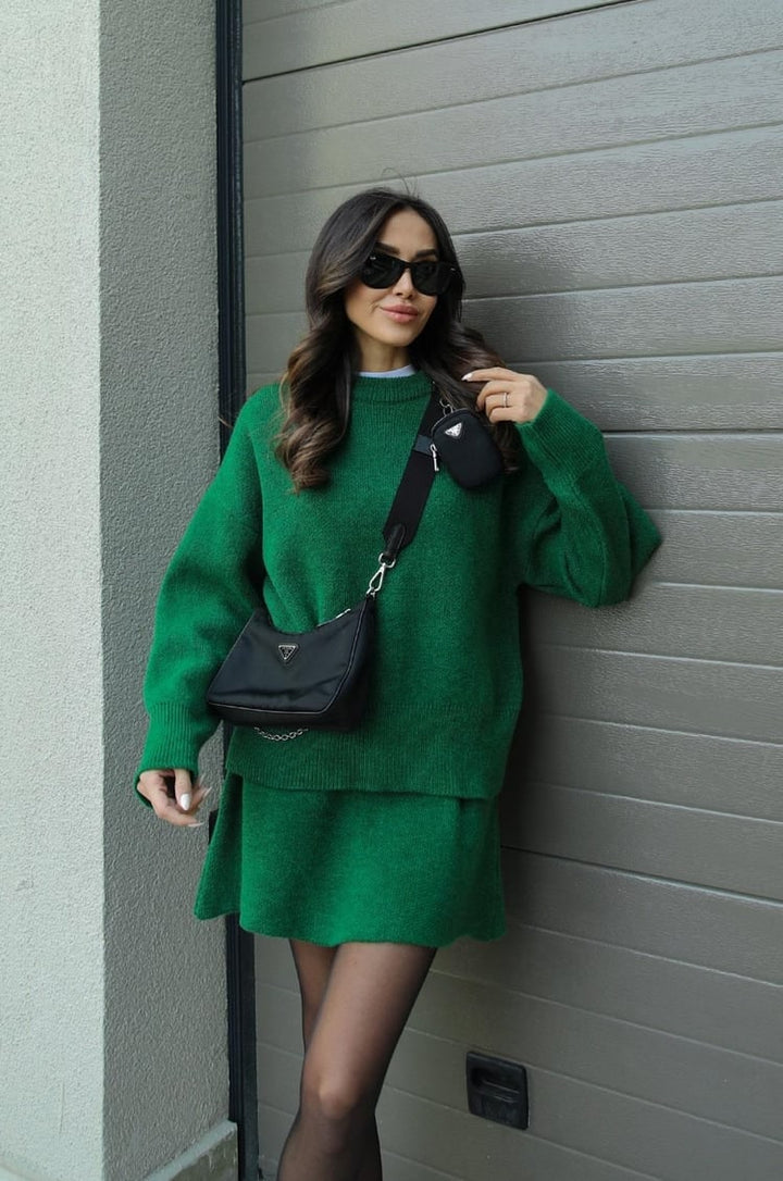 Set coordinato maglione oversize e minigonna, perfetto per un look casual elegante femminile.