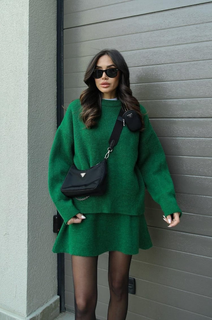 Outfit elegante da donna: maglione oversize e minigonna, ideale per ogni evento. Set due pezzi.