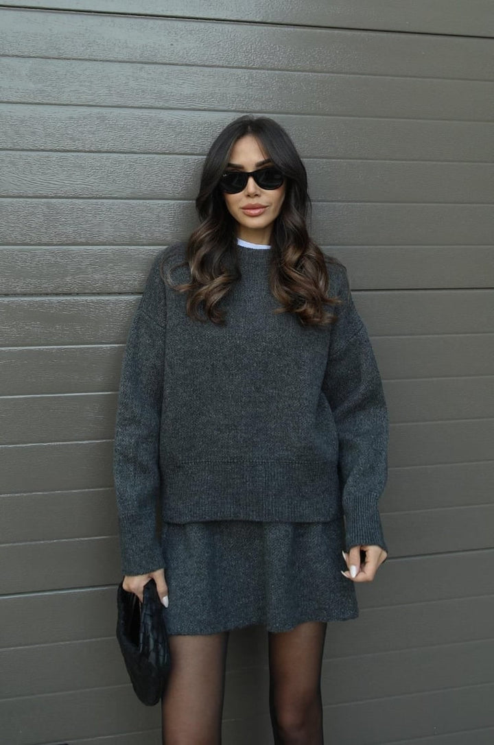 Set femminile completo: maglione oversize morbido e minigonna alla moda. Abbigliamento versatile.