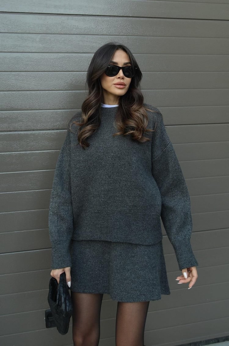 Minigonna e maglione oversize, un set due pezzi elegante e confortevole per l'autunno inverno.