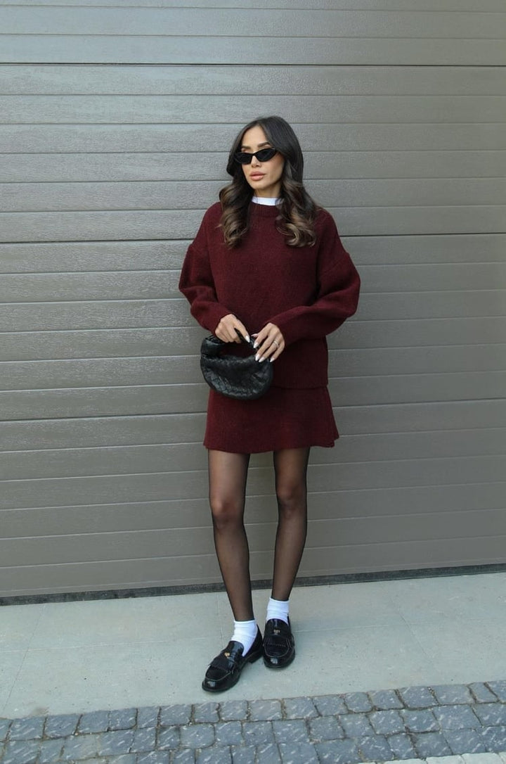 Set due pezzi donna: maglione oversize confortevole e minigonna alla moda. Stile casual elegante.